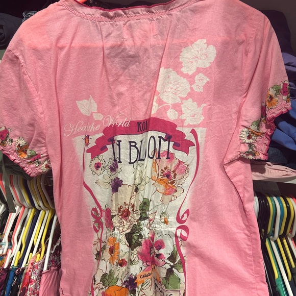 Adorable , rare koi scrub top size L - Picture 3 of 3